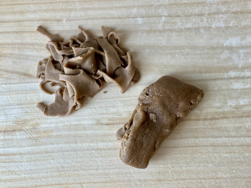 medovníkové cesto, cesto na doske