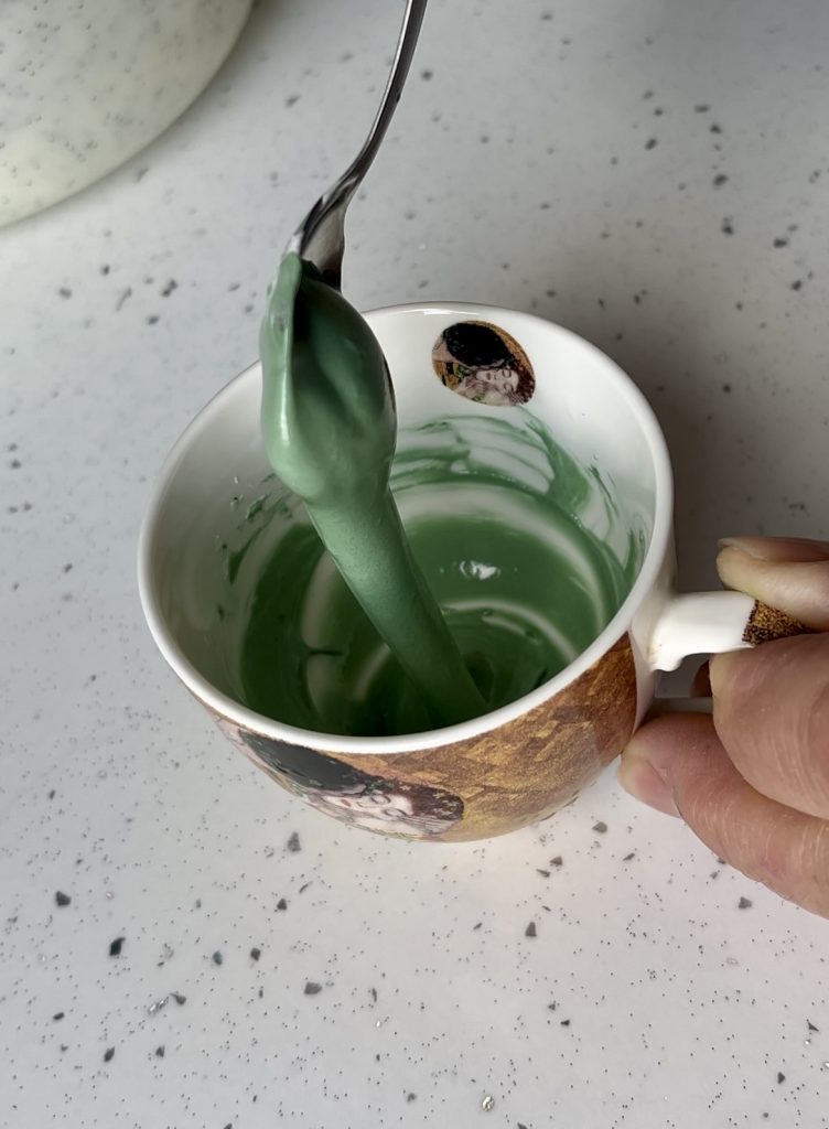 farbenie kráľovskej glazúry na medovníky
