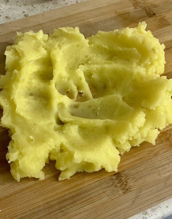 rozpučené zemiaky na pracovnej doske na gnocchi