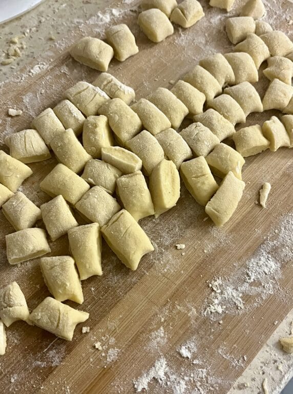 zemiakové gnocchi na pracovnej doske