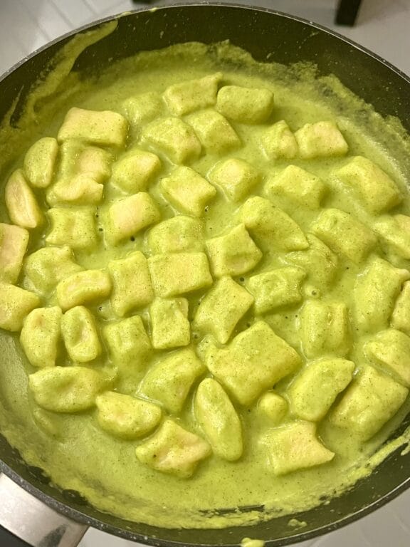 zemiakové gnocchi v bazalkovom peste na panvici