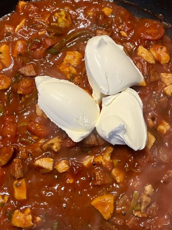 paradajková omáčka s kuracím mäsom a mascarpone na panvici