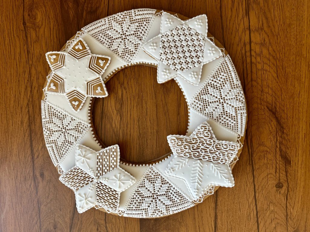 adventny medovnikovy veniec na drevenom pozadi